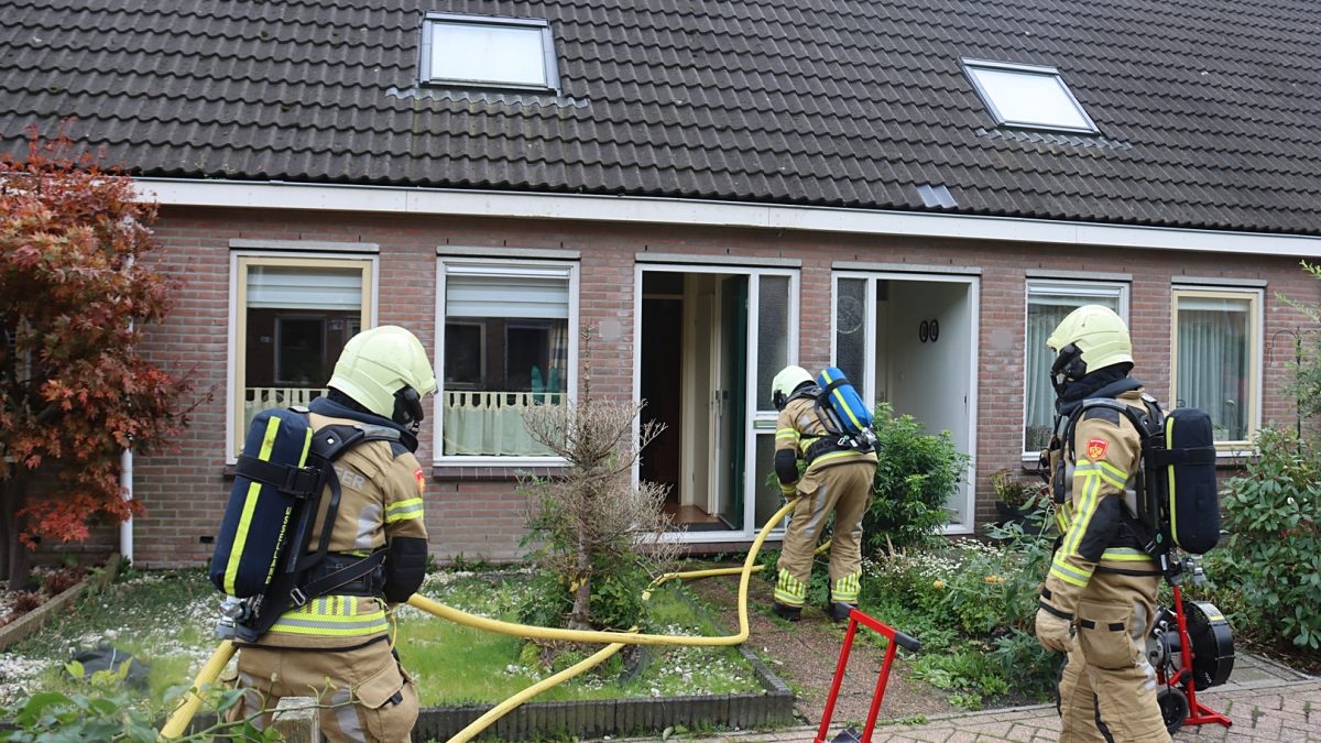 Bewoner met rookinhalatie naar ziekenhuis bij woningbrand in Wanneperveen