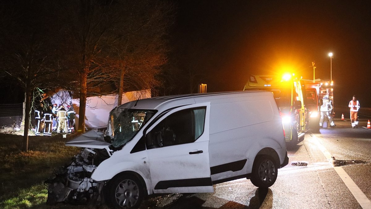 Ernstig verkeersongeval met vrachtwagen op de A32 tussen Steenwijk en Meppel (Video)