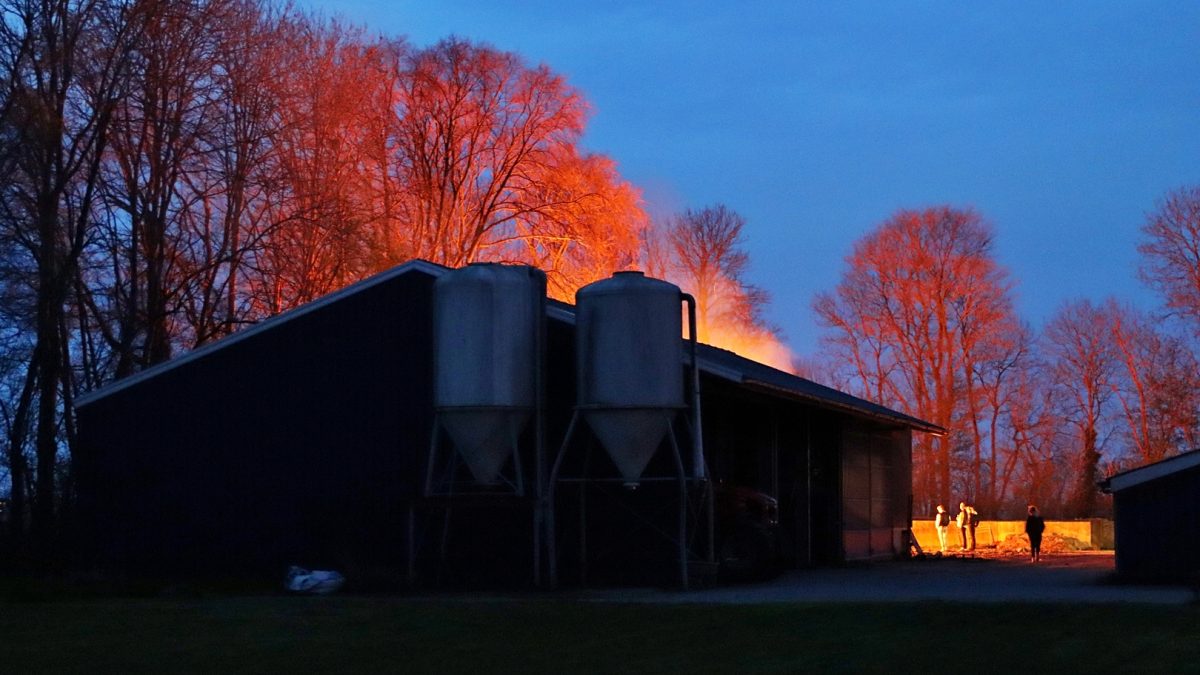 Vreugdevuur achter een schuur aan de Oosterbroekweg in Oldemarkt wordt aangezien als brand in bijgebouw