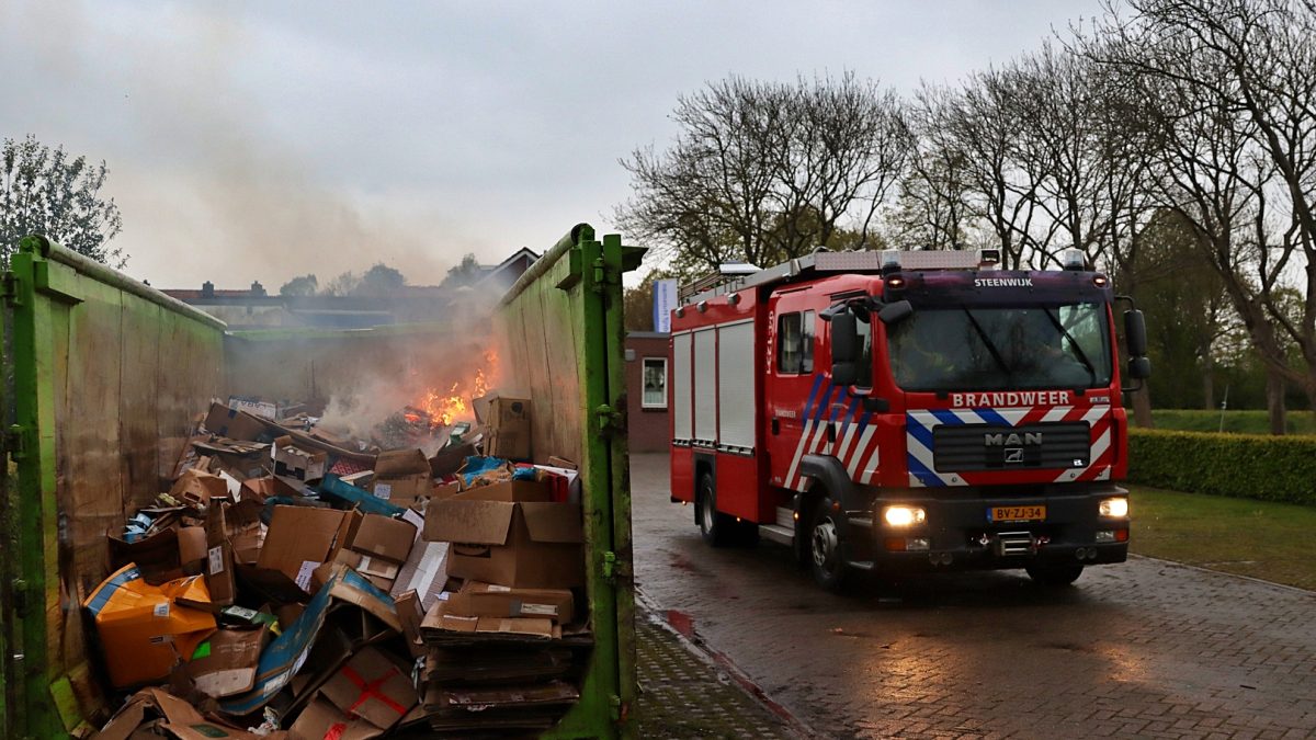 Grote afvalcontainer in brand aan de Scheerwolderweg in Scheerwolde