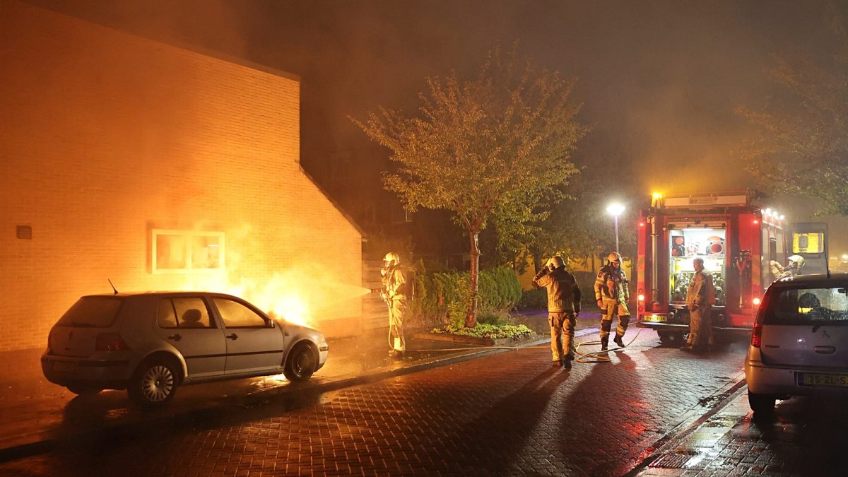 Geparkeerde auto in brand aan de Tulpstraat in Steenwijk