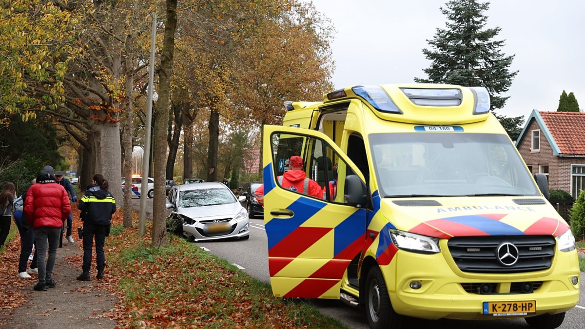Automobilist botst tegen boom op de Meppelerweg bij Onna