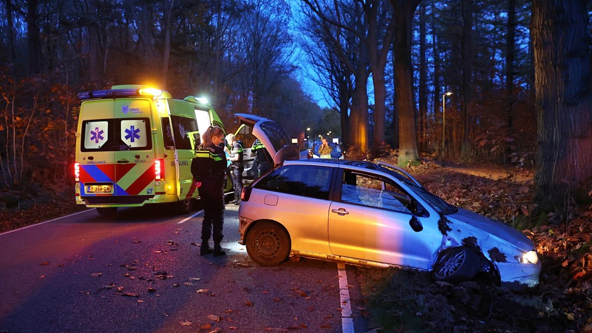 Automobilist slaat met zijn auto over de kop op de Ruiterweg bij Darp
