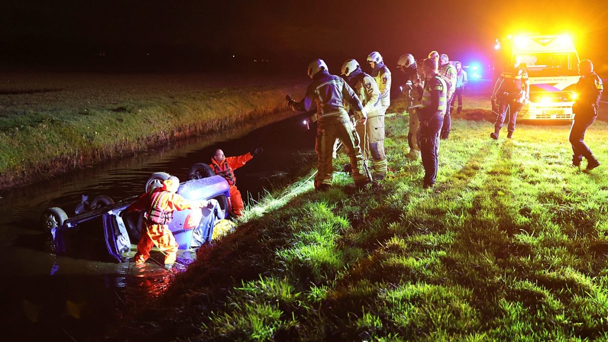 Auto op de kop in een sloot op de A32 bij Havelte