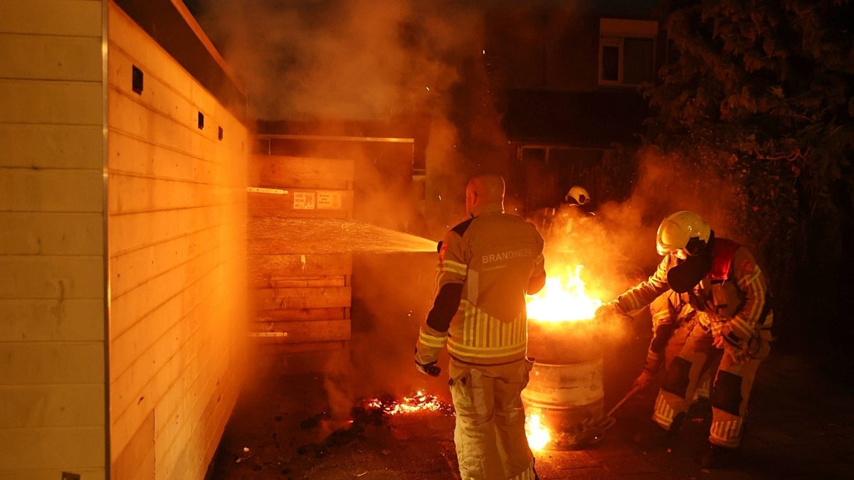Vuurton straalt gevelbeplating van schuurtje aan
