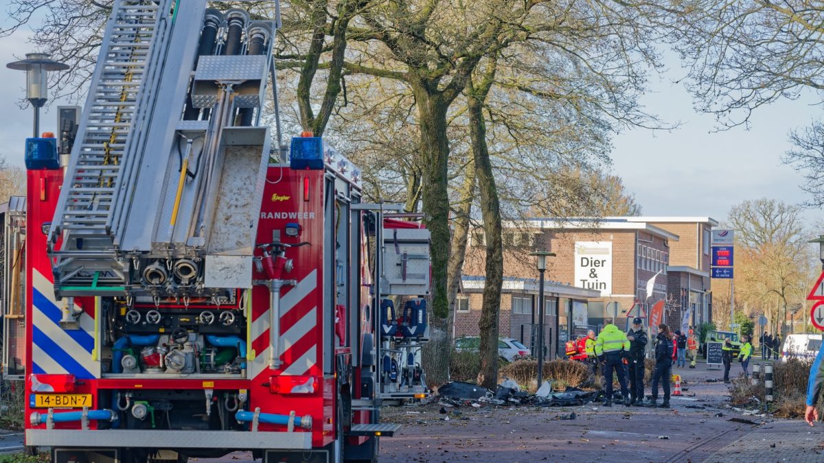 Bestuurder komt om het leven in Diever, nadat auto in tweeën breek na botsing met boom