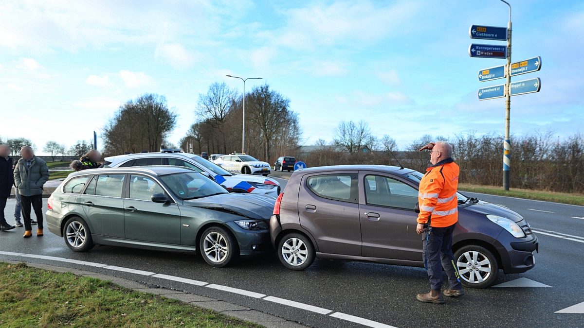 Kop staart aanrijding op de Beulakerweg (N334) tussen Giethoorn en Steenwijk