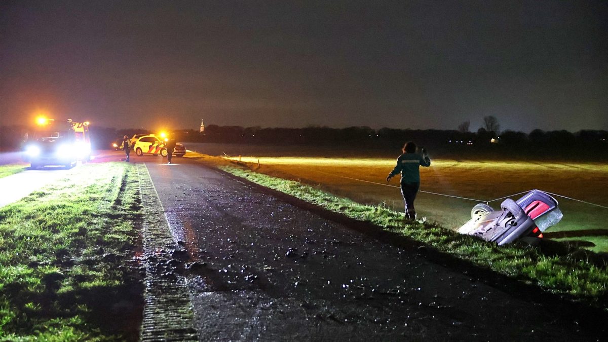 Auto op de kop in de sloot aan de Burgemeester Slompweg bij Zuidveen