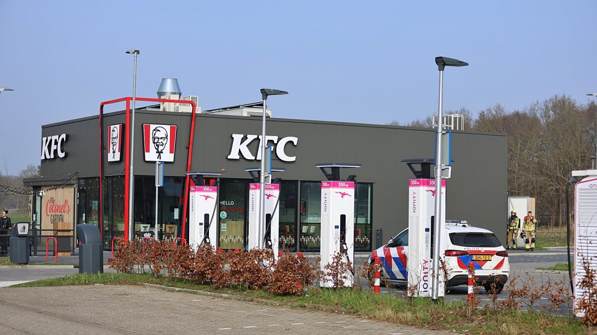 Brandweer doet metingen bij fastfood restaurant aan Woldmeentheran in Steenwijk