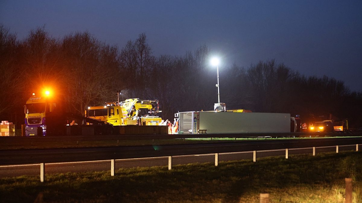 A32 bij Havelterberg afgesloten vanwege gekantelde vrachtwagen