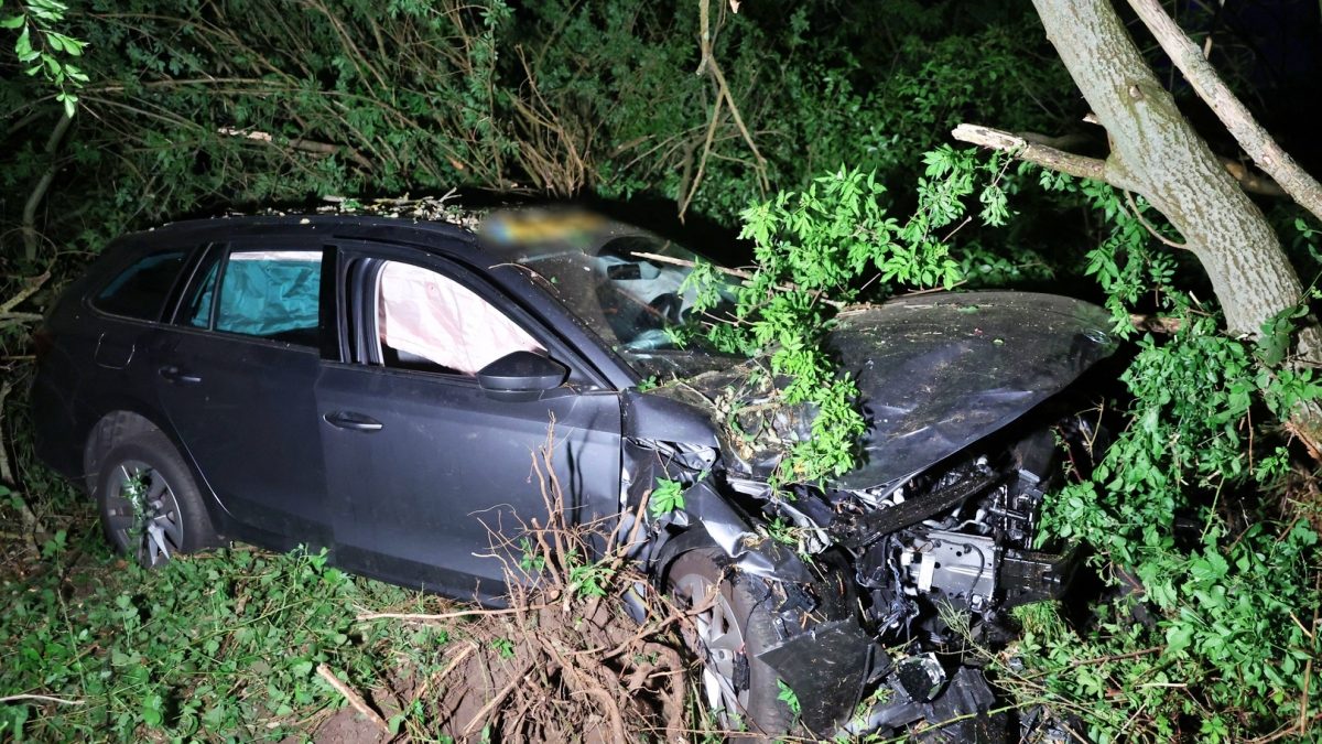Automobilist vliegt uit de bocht op afrit van de A32 bij Steenwijk-Zuid