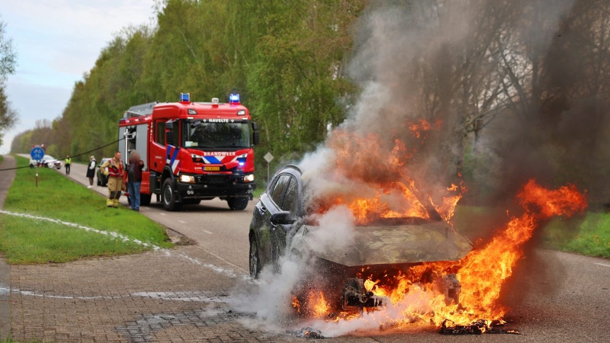 Auto uitgebrand op de Rijksweg bij Nijeveen