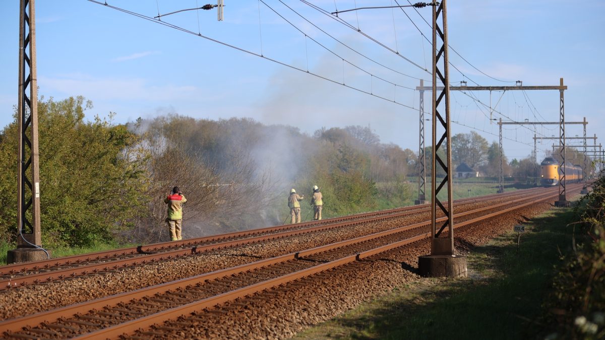 Bermbrand langs het spoor bij Onna