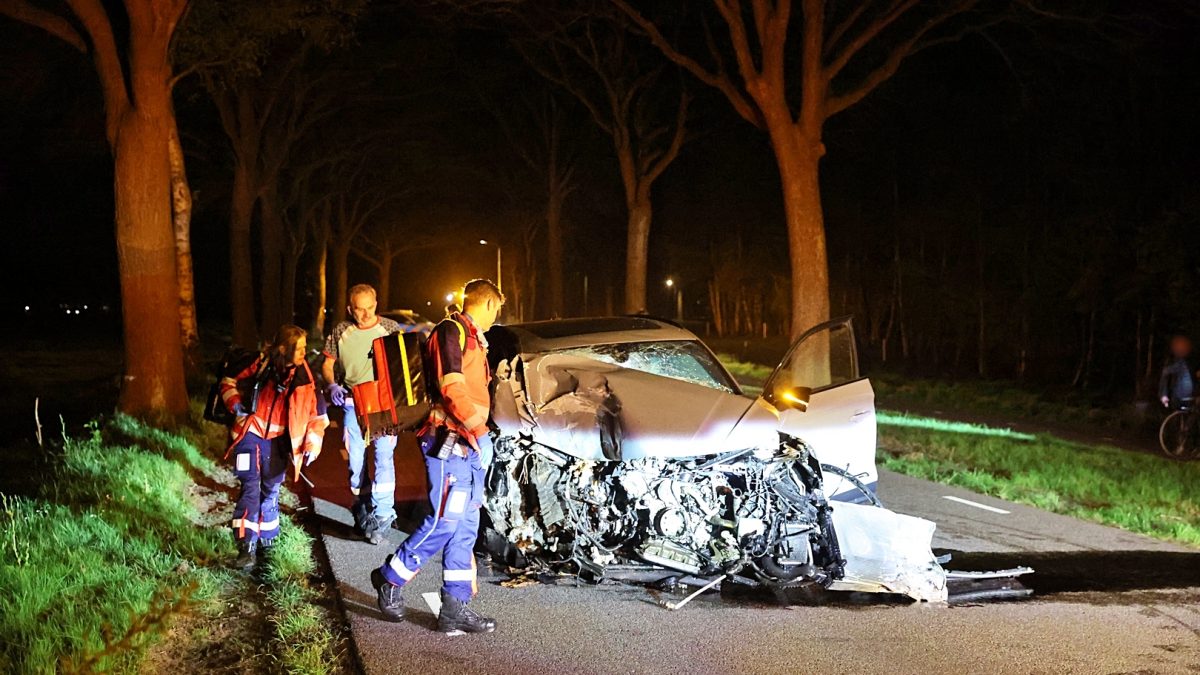 Automobilist ernstig gewond na botsing met meerdere bomen aan de Nieuwe Ruiterweg in Havelte