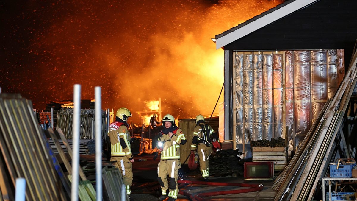 Uitslaande schuurbrand aan de Steenwijkerweg in Willemsoord