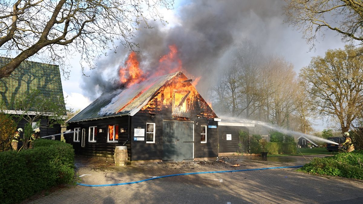 Uitslaande schuurbrand aan de Westenwold in Basse