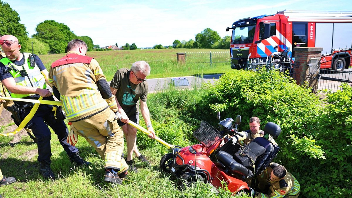 Vrouw belandt met haar scootmobiel in een sloot