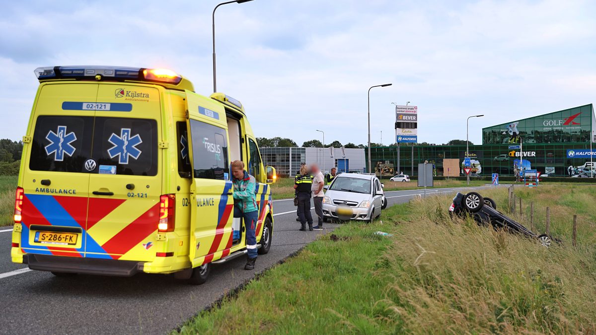 Auto belandt op de kop naast afrit A32 bij De Bult